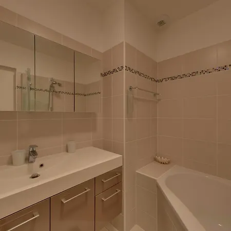 3 Pieces Avec Parking Et Balcon A 900m Du Centre - - Fr-1-706-3 *