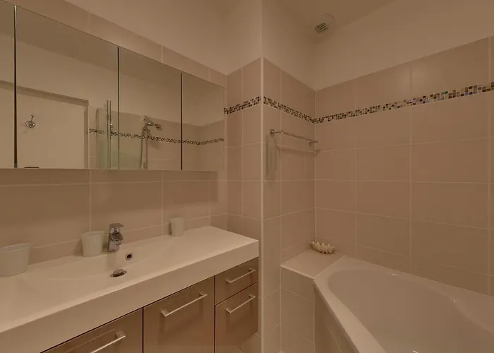 3 Pieces Avec Parking Et Balcon A 900m Du Centre - - Fr-1-706-3 *